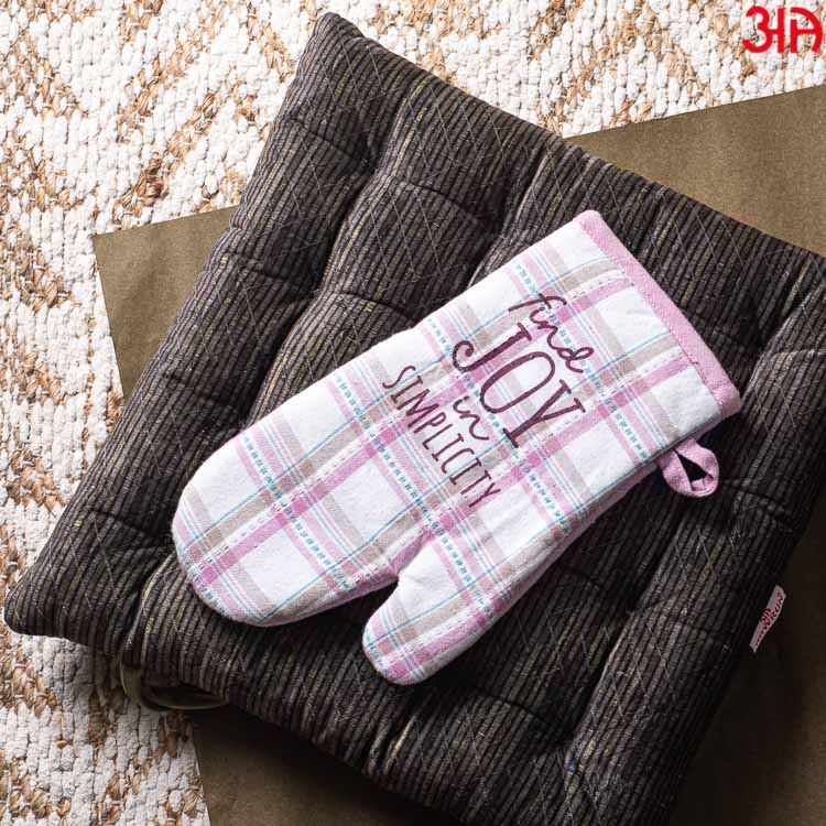 Purple Checks With Print Cotton Microwave Gloves