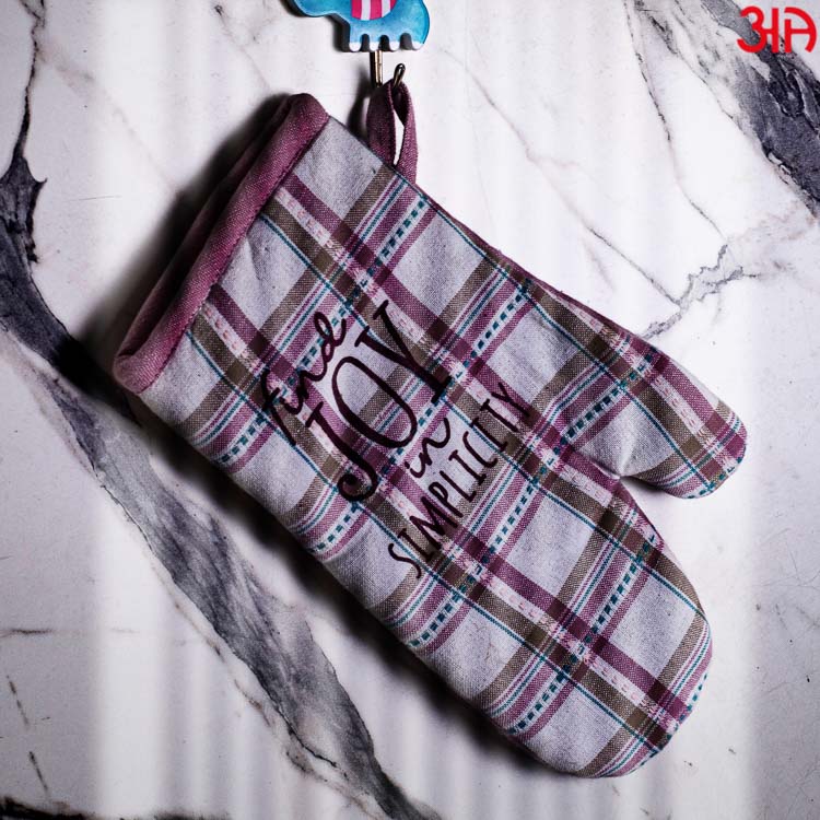 Purple Checks With Print Cotton Microwave Gloves