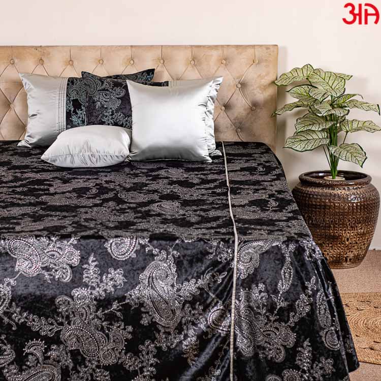 Black King Size (100x108)-Inch Bedcover Set in Pasley Design (1+2+2)