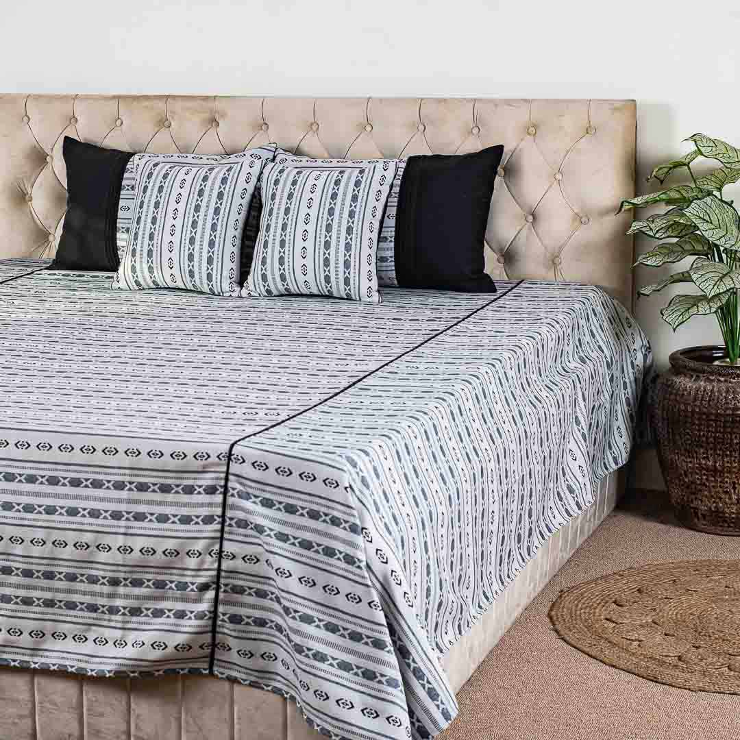 XOXO Printed Mix King Size (100x108) Inch Bedcover Set (1+2+2)