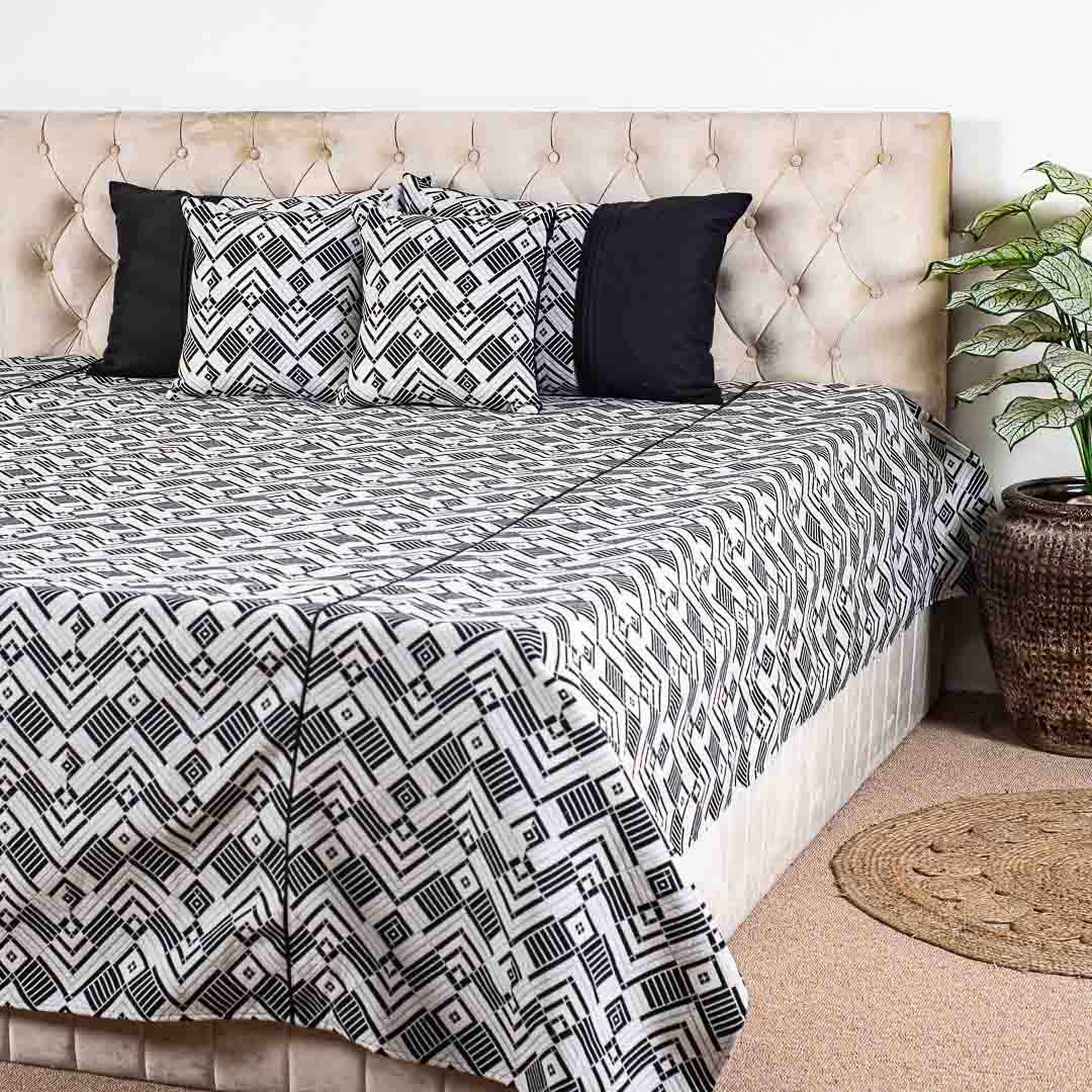 Black And White Abstract Design Printed King Size (100x108)Inch Bedcover Set (1+2+2)