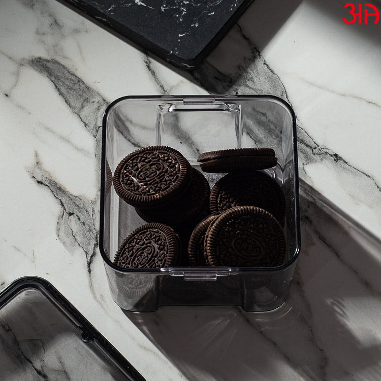 black cookies and masala containers4