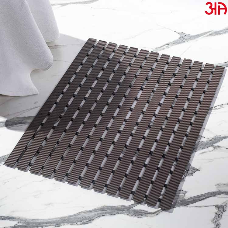 brown stripe showermat with drain hole