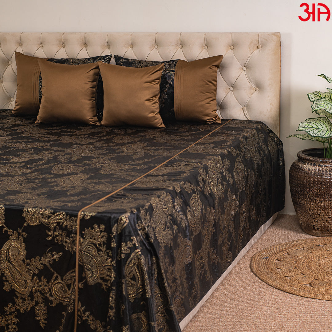 Discover Premium Velvet Black-Gold Bed Cover