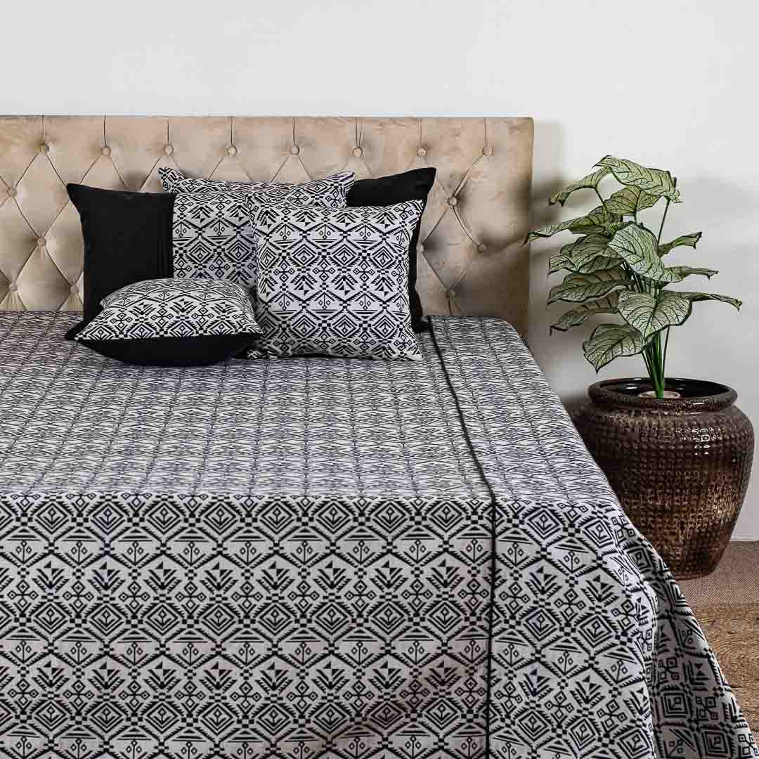 Black And Grey Geometric Design Printed King Size (100x108)Inch Bedcover Set (1+2+2)