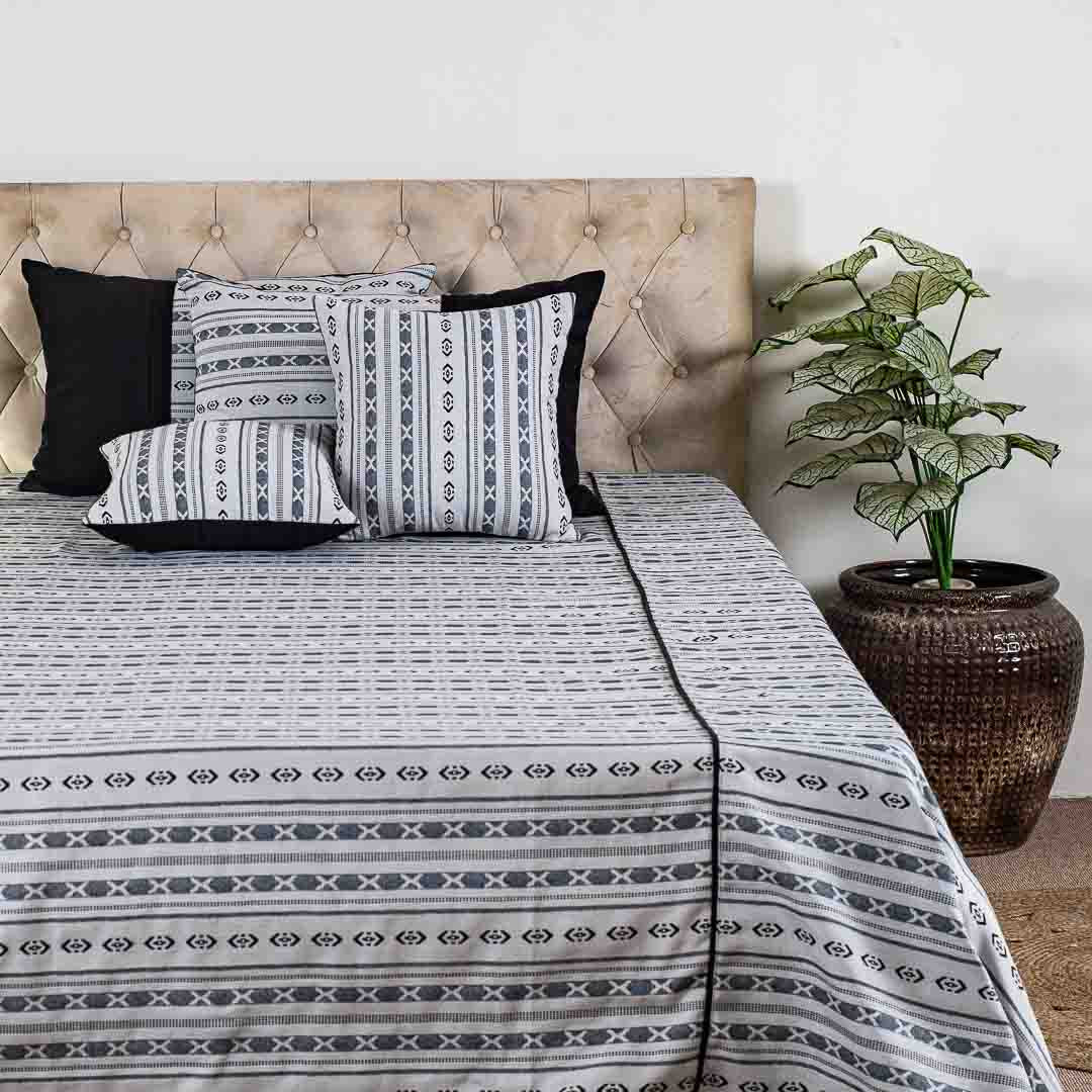 XOXO Printed Mix King Size (100x108) Inch Bedcover Set (1+2+2)