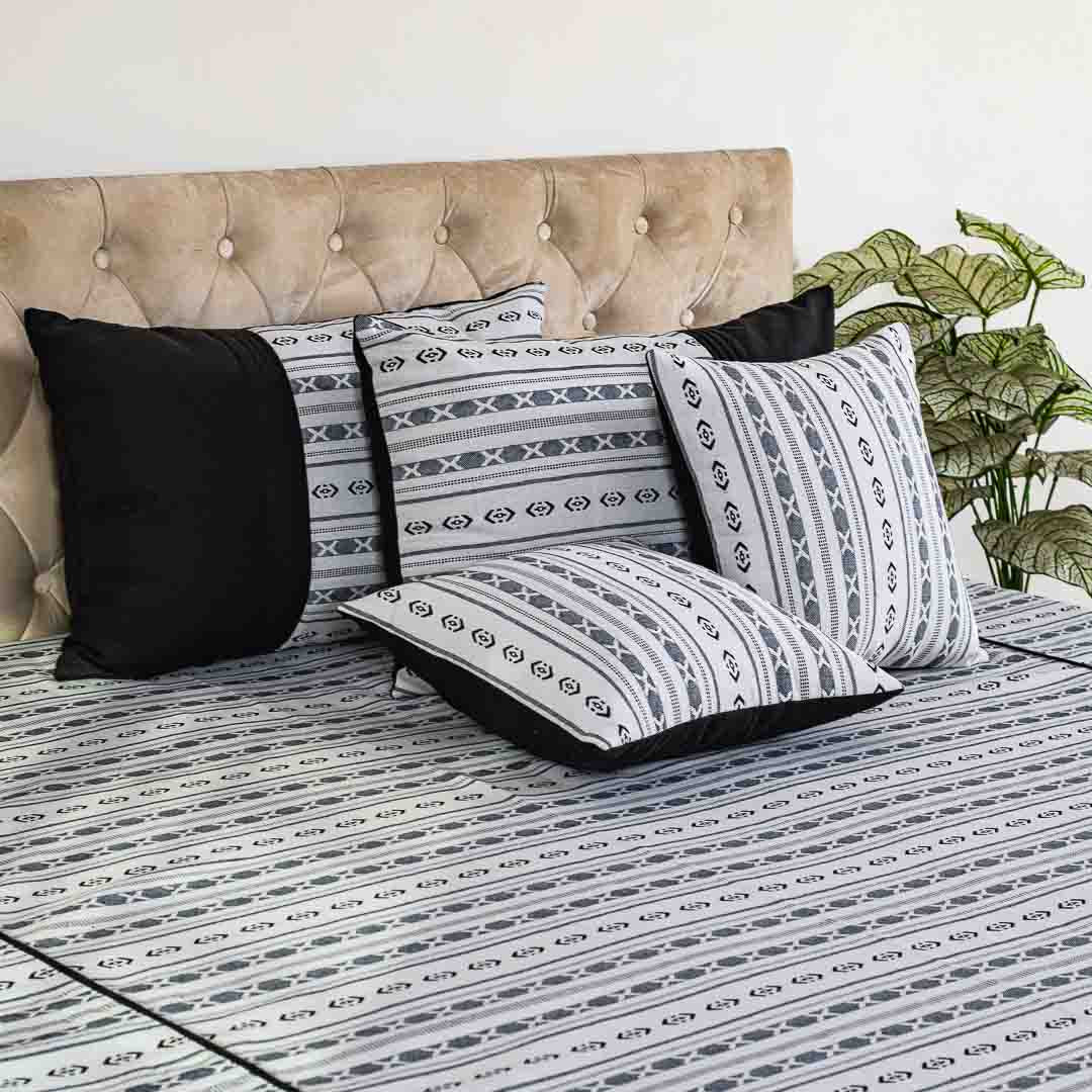 XOXO Printed Mix King Size (100x108) Inch Bedcover Set (1+2+2)