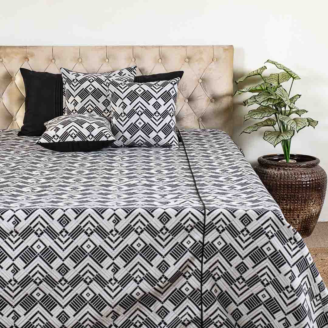 Black And White Abstract Design Printed King Size (100x108)Inch Bedcover Set (1+2+2)