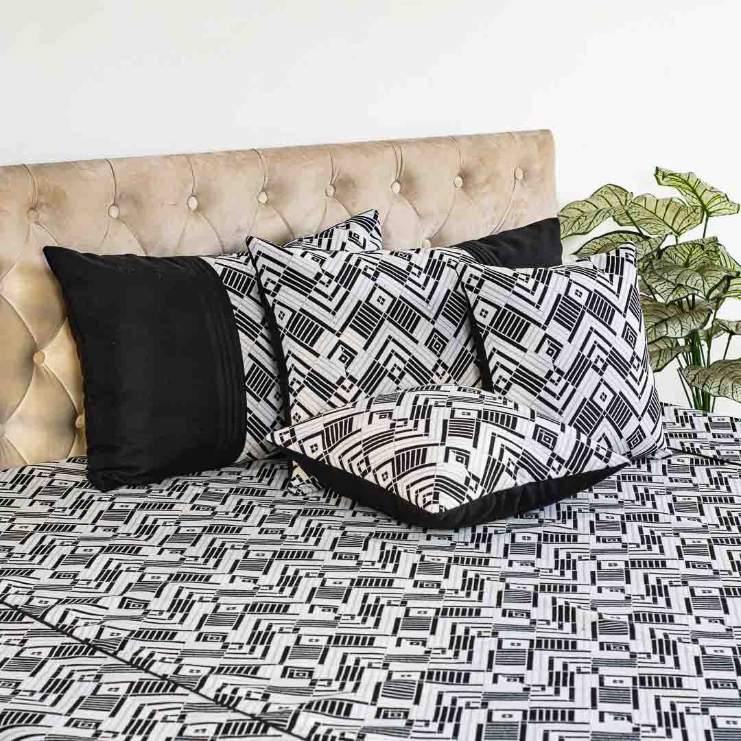 Black And White Abstract Design Printed King Size (100x108)Inch Bedcover Set (1+2+2)