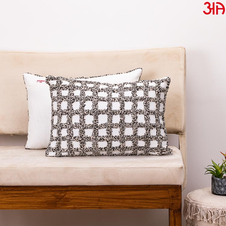 check handloom white black cushion2