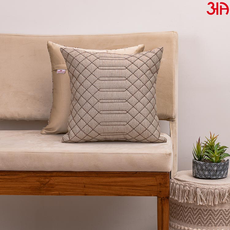 Geometric pattern beige cushion2