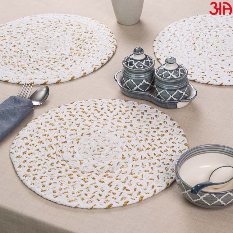 round white table mat