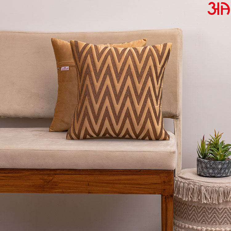 V zig zag beige cushion2